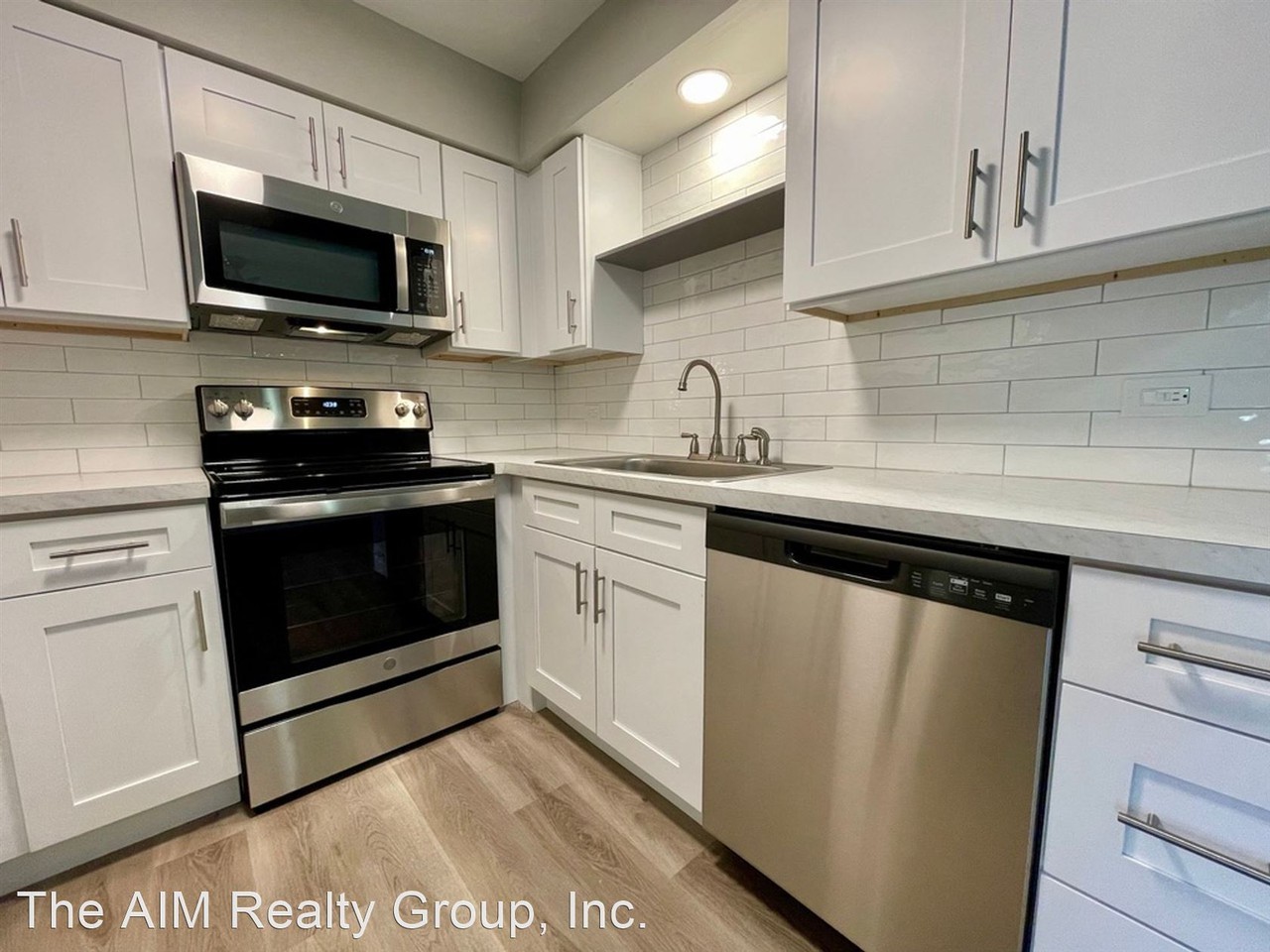 RENOVATED APARTMENT WITH IN-UNIT WASHER-DRYER & GARAGE PARKING! - Photo 3 of 15