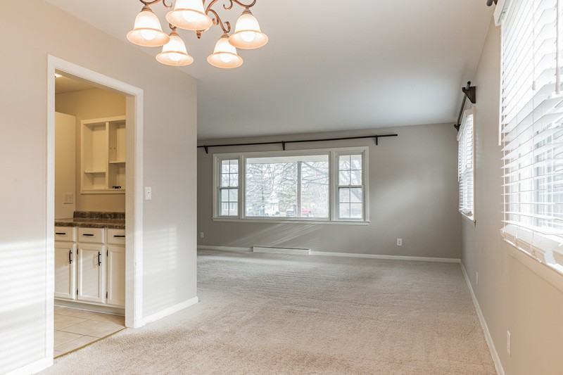 17201 W Jills Dr - Photo 2 of 21