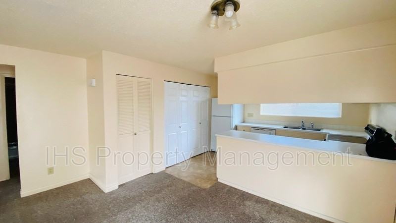 1913 Hoxie Ave #C - Photo 3 of 15