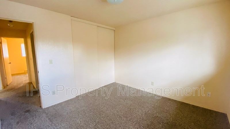 1913 Hoxie Ave #C - Photo 4 of 15
