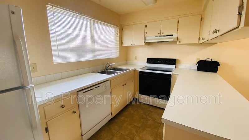 1913 Hoxie Ave #C - Photo 7 of 15