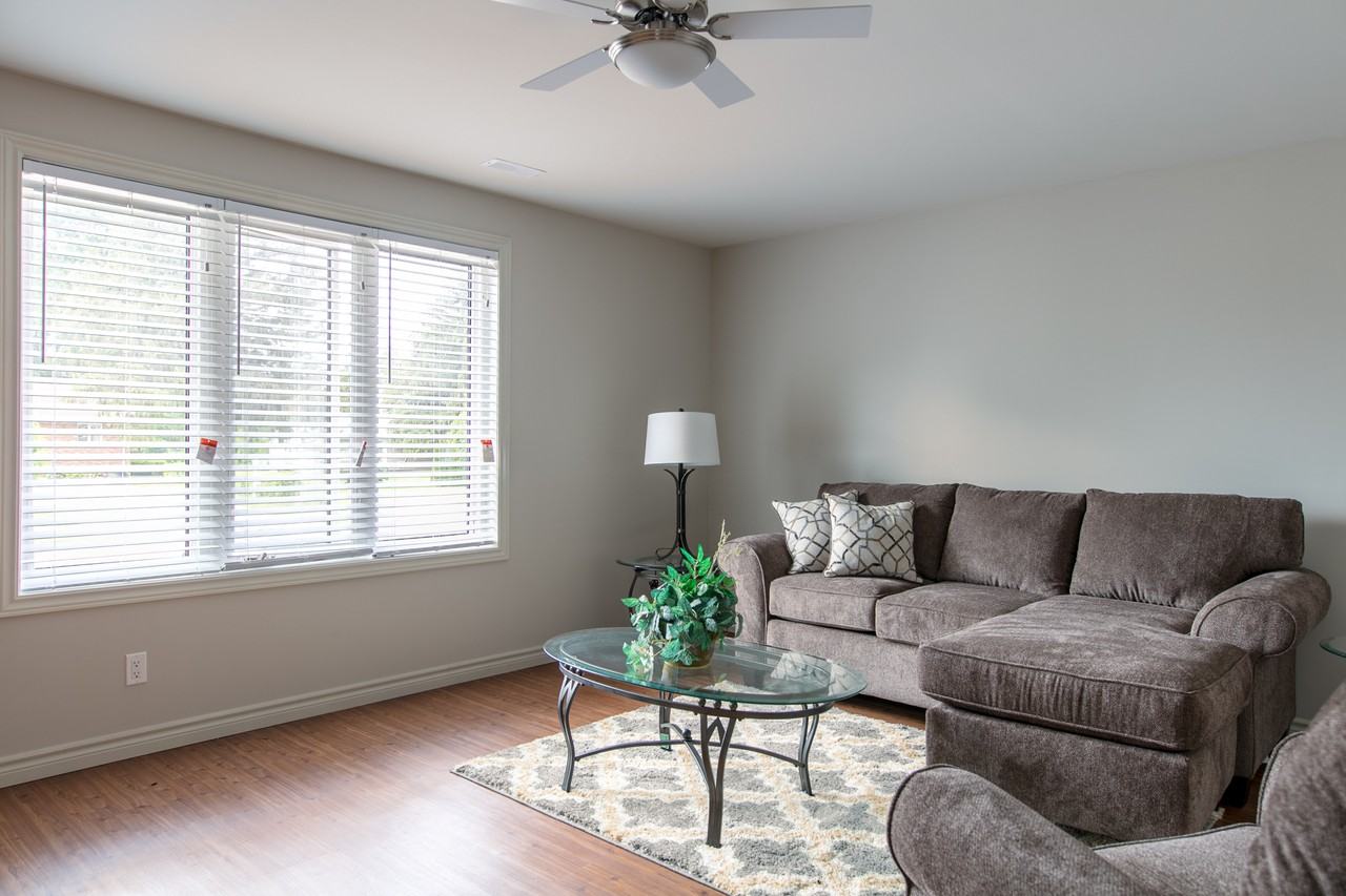 437-439 Oak St E - Photo 2 of 16