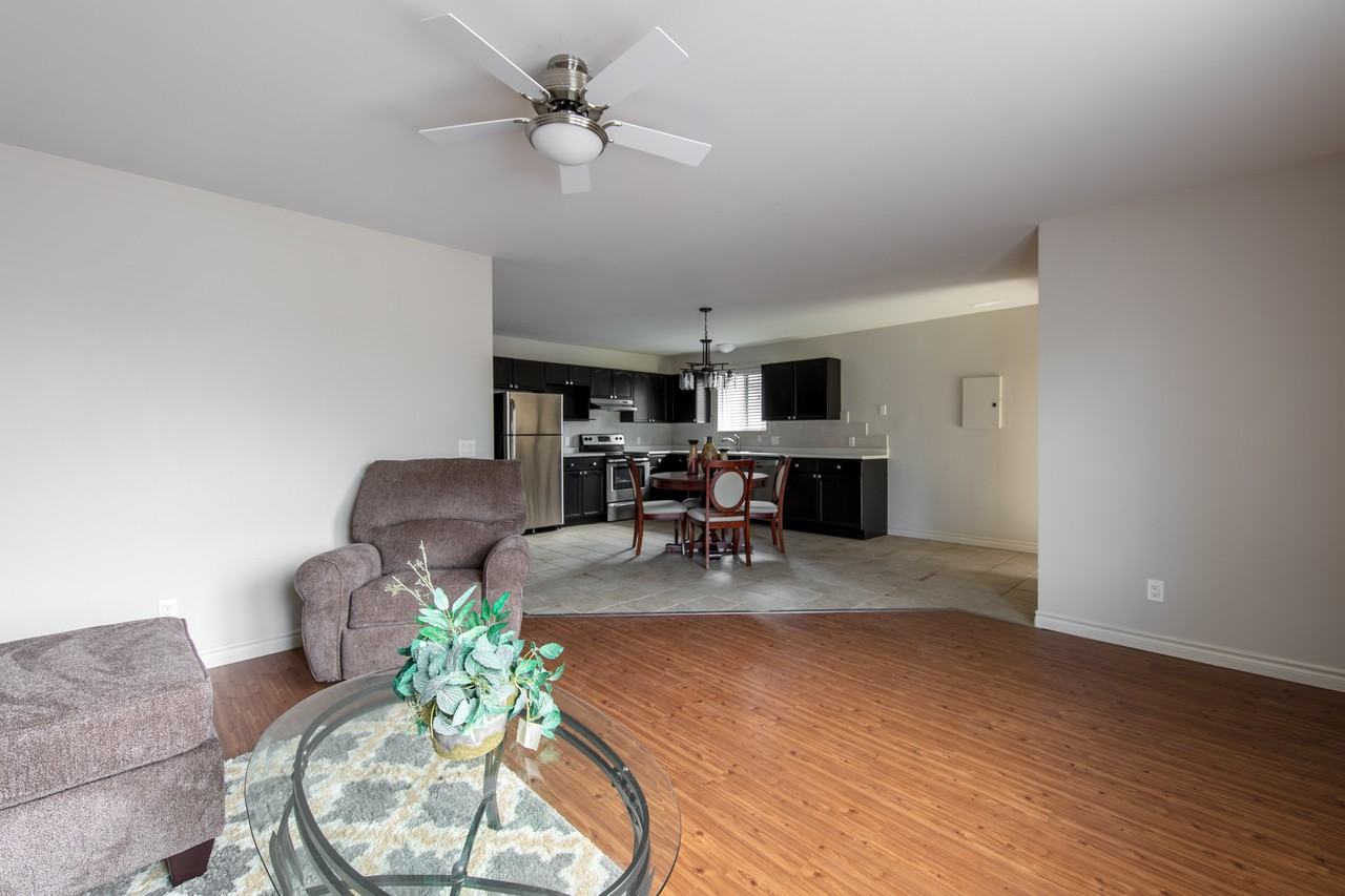 437-439 Oak St E - Photo 3 of 16