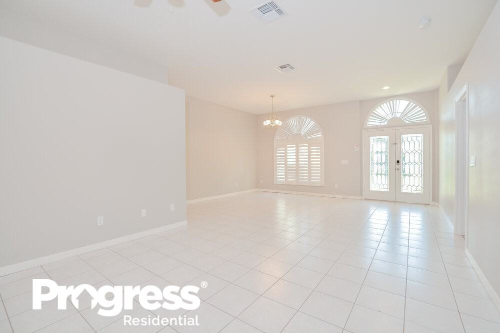 205 Woodson Ct - Photo 3 of 16