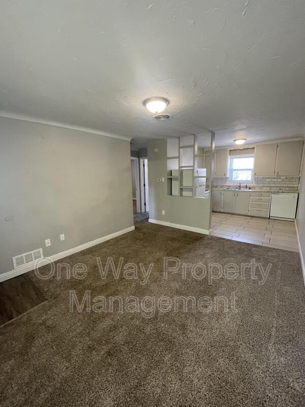 1105 7th St - Photo 2 of 5