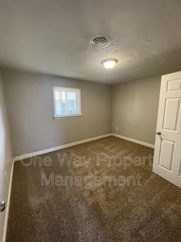 1105 7th St - Photo 3 of 5