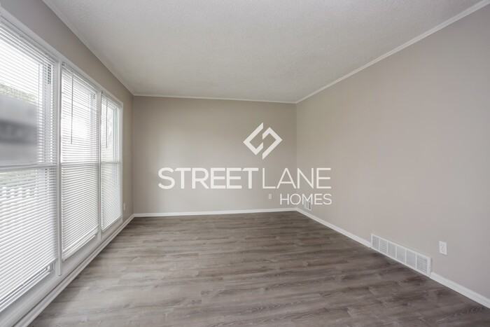 1221 Manfeld Dr - Photo 3 of 15