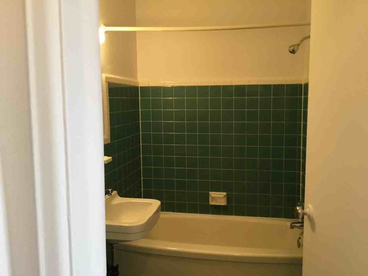 45 Boul Bouchard 3D, Dorval, QC H9S 1A6 Studio Apartment for 850