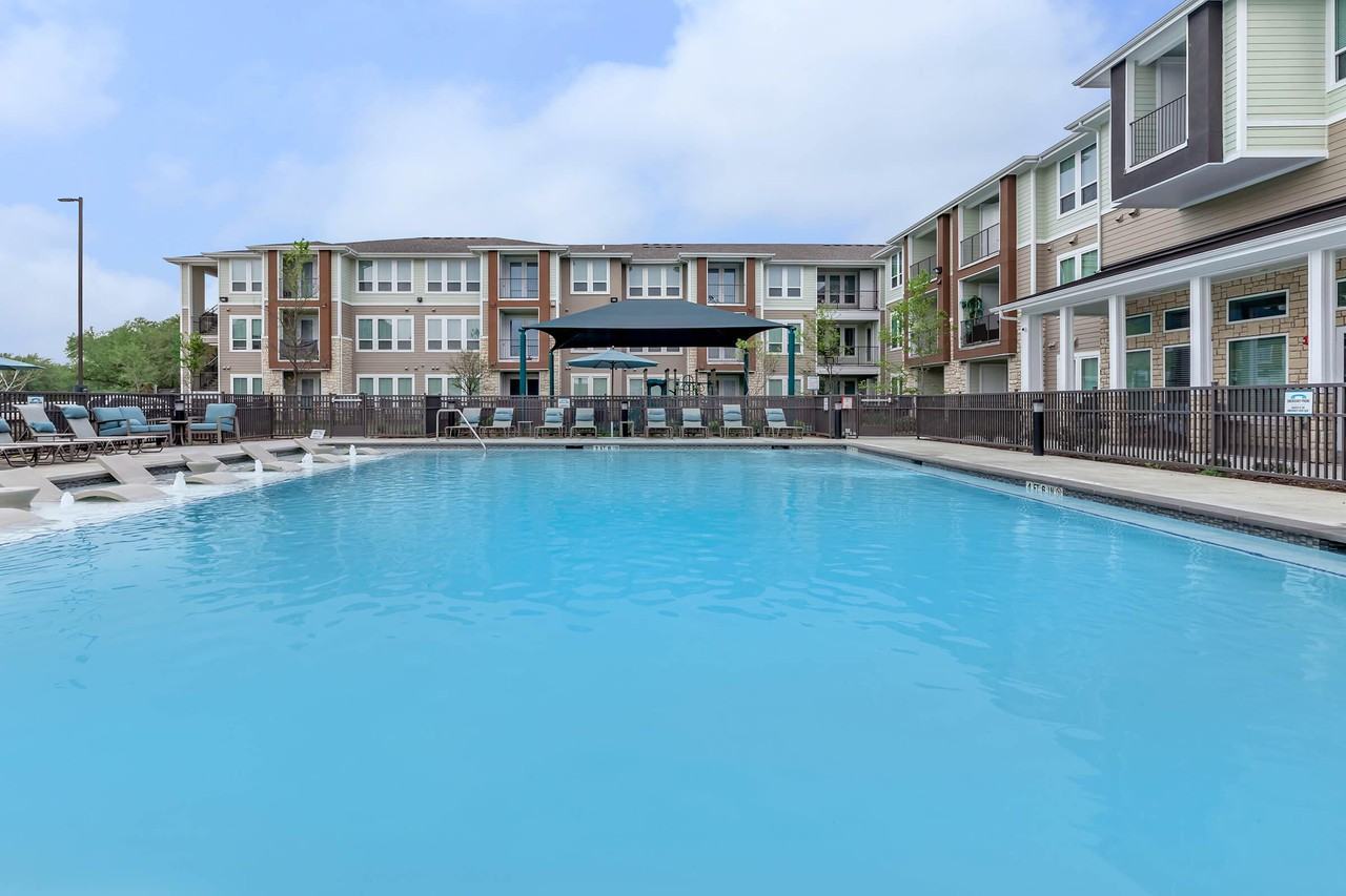 Green Oaks Apartments - Photo 6 of 35