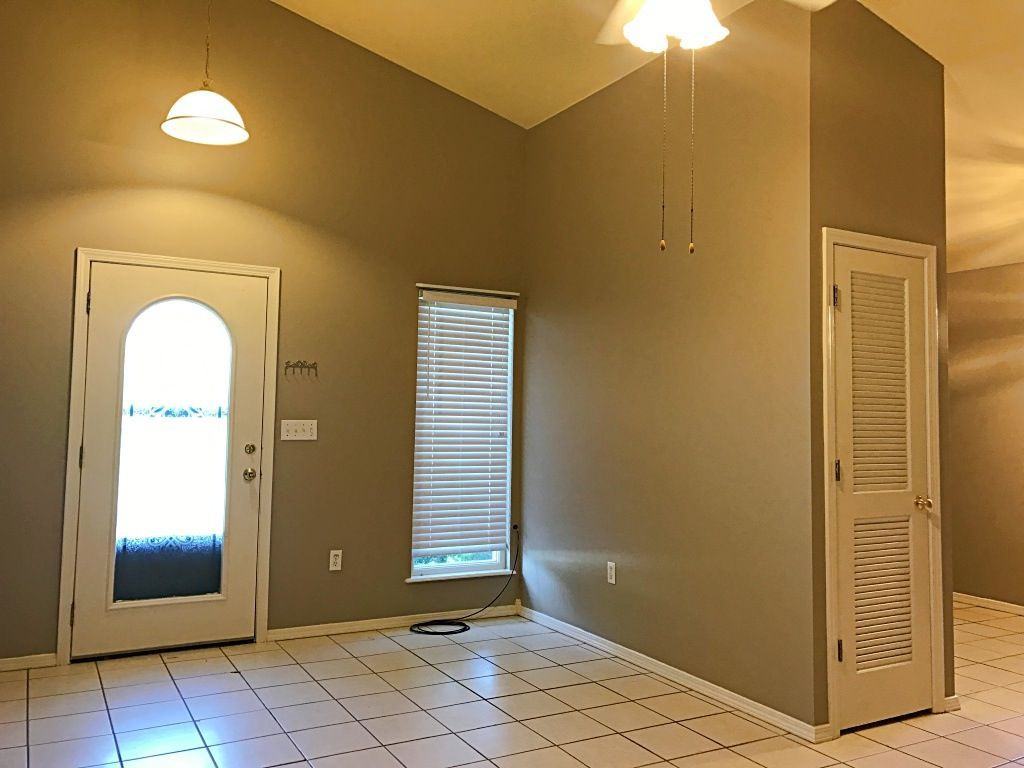920 E Gum St - Photo 2 of 17