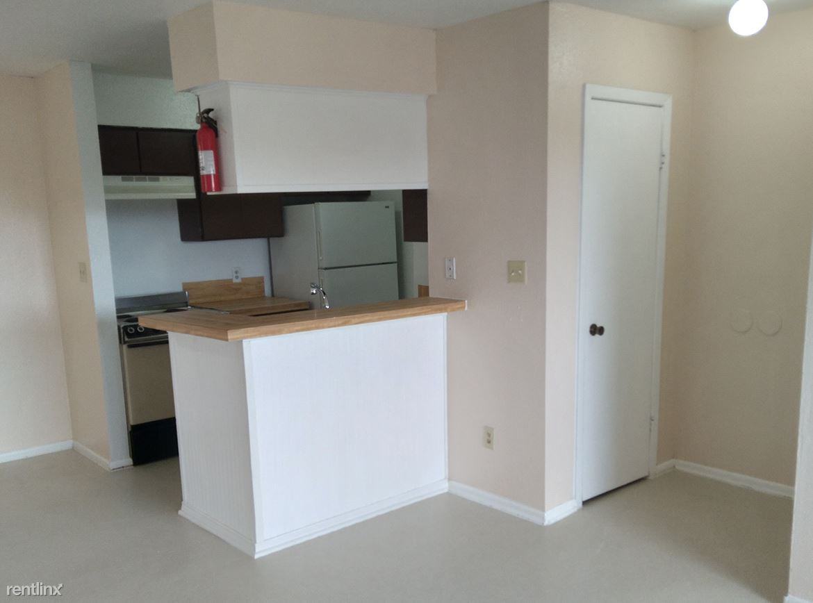 West Columbia Manor - Photo 3 of 7