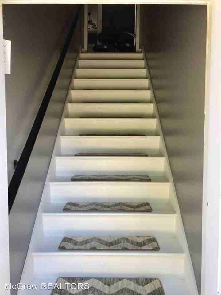 211 1/2 W Kings Rd - Photo 2 of 9