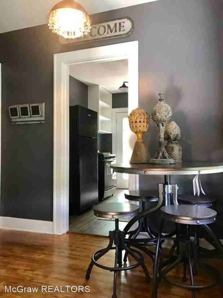 211 1/2 W Kings Rd - Photo 3 of 9