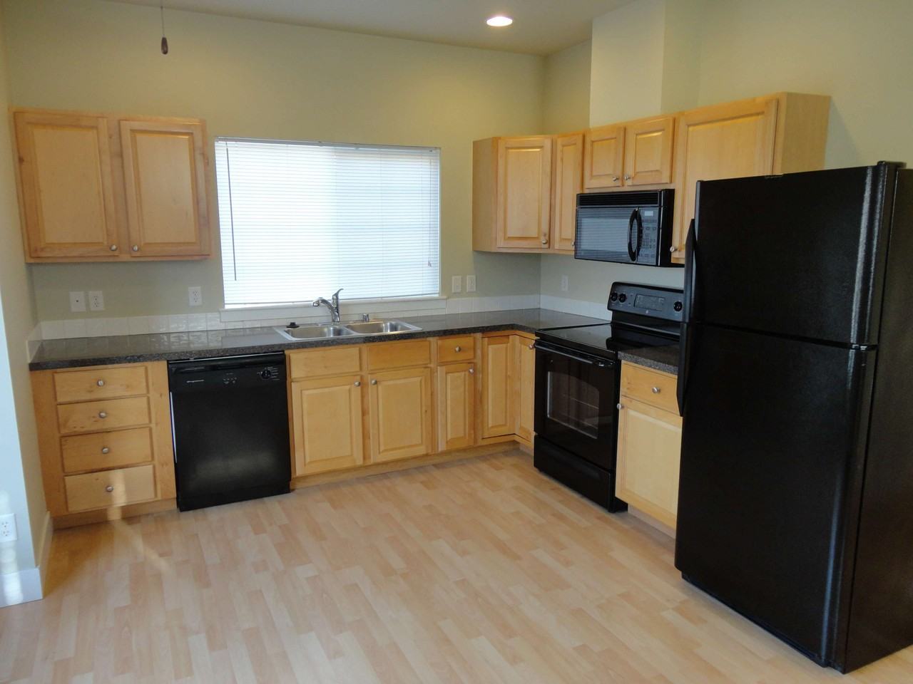 1529 Lincoln St - Photo 2 of 12