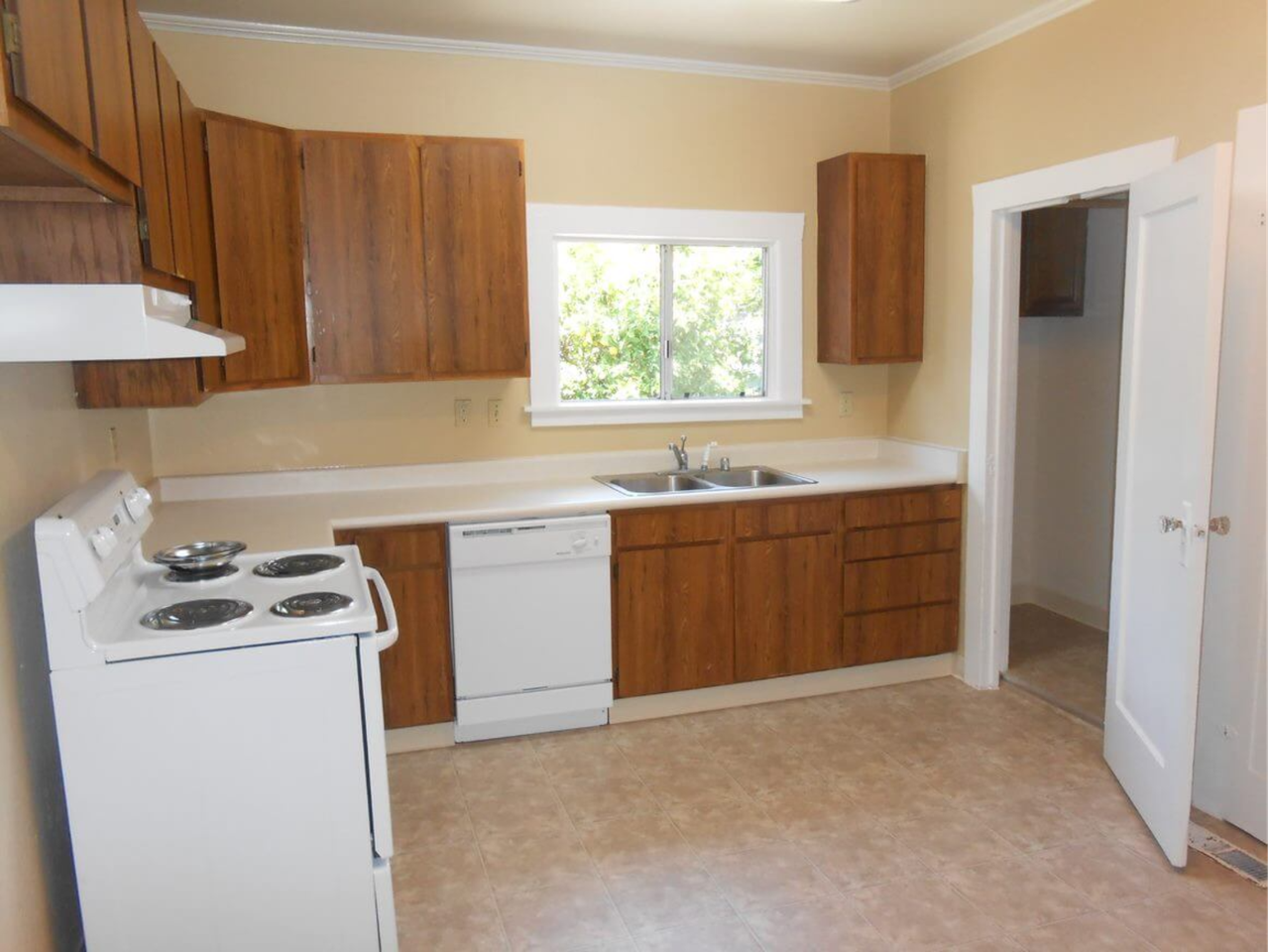 20930 Locust St - Photo 3 of 14