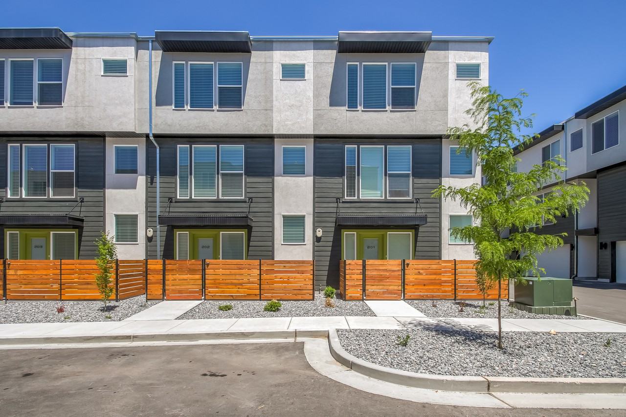 Moda Highland Park - Photo 2 of 42