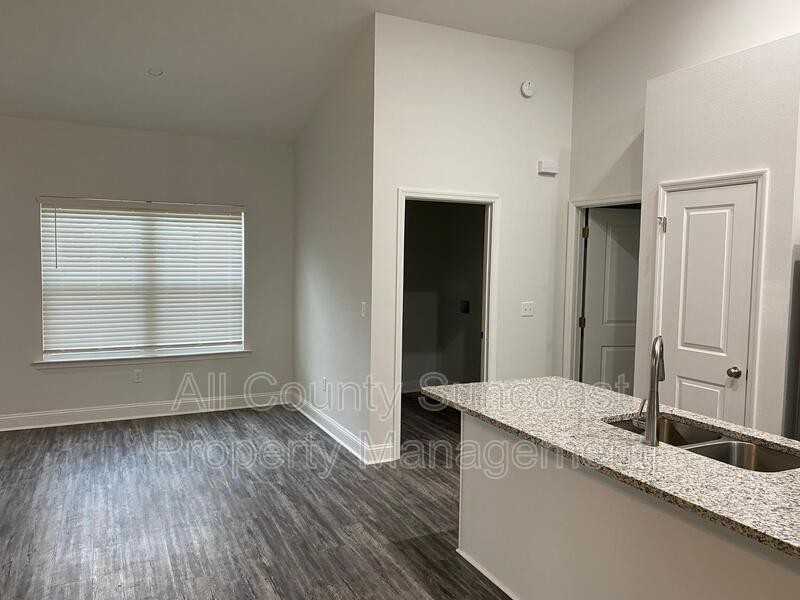550 Holly Rd - Photo 4 of 8