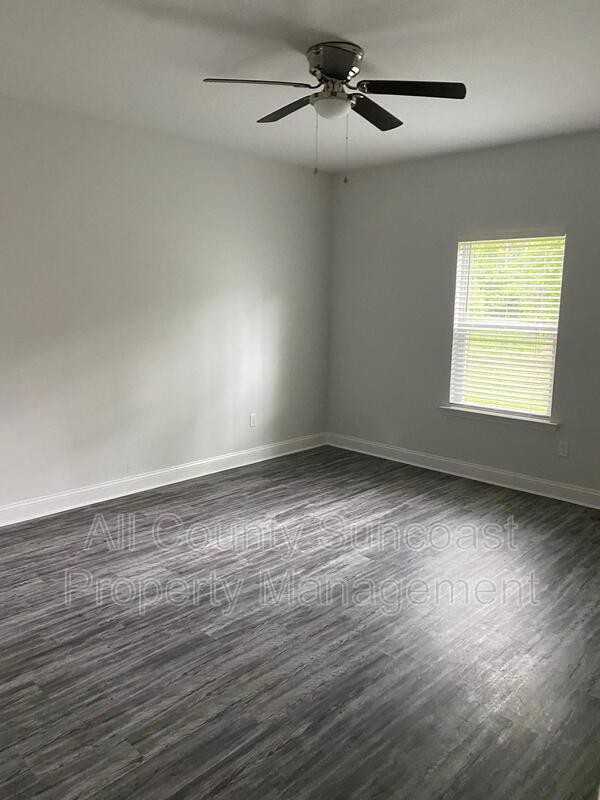 550 Holly Rd - Photo 7 of 8