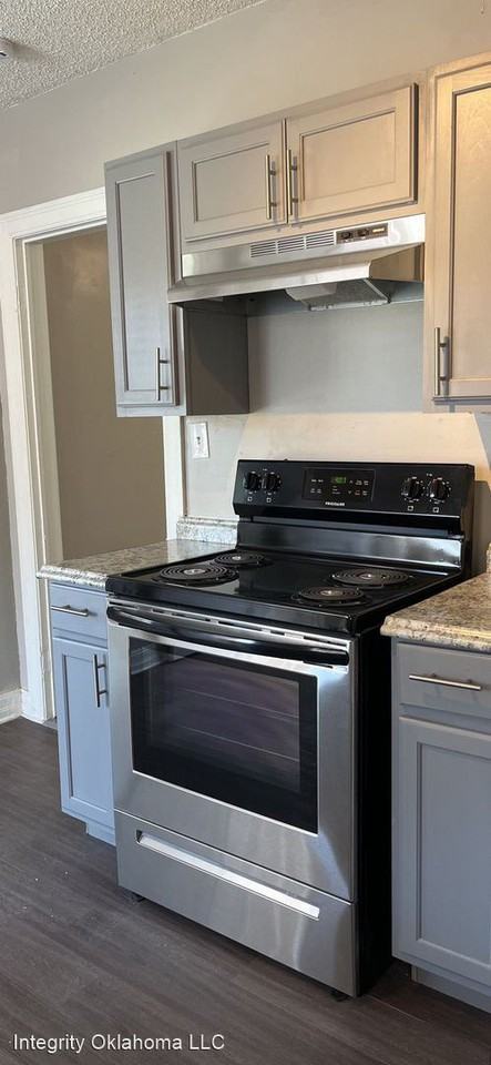 1436 Ne 8th St - Photo 2 of 16