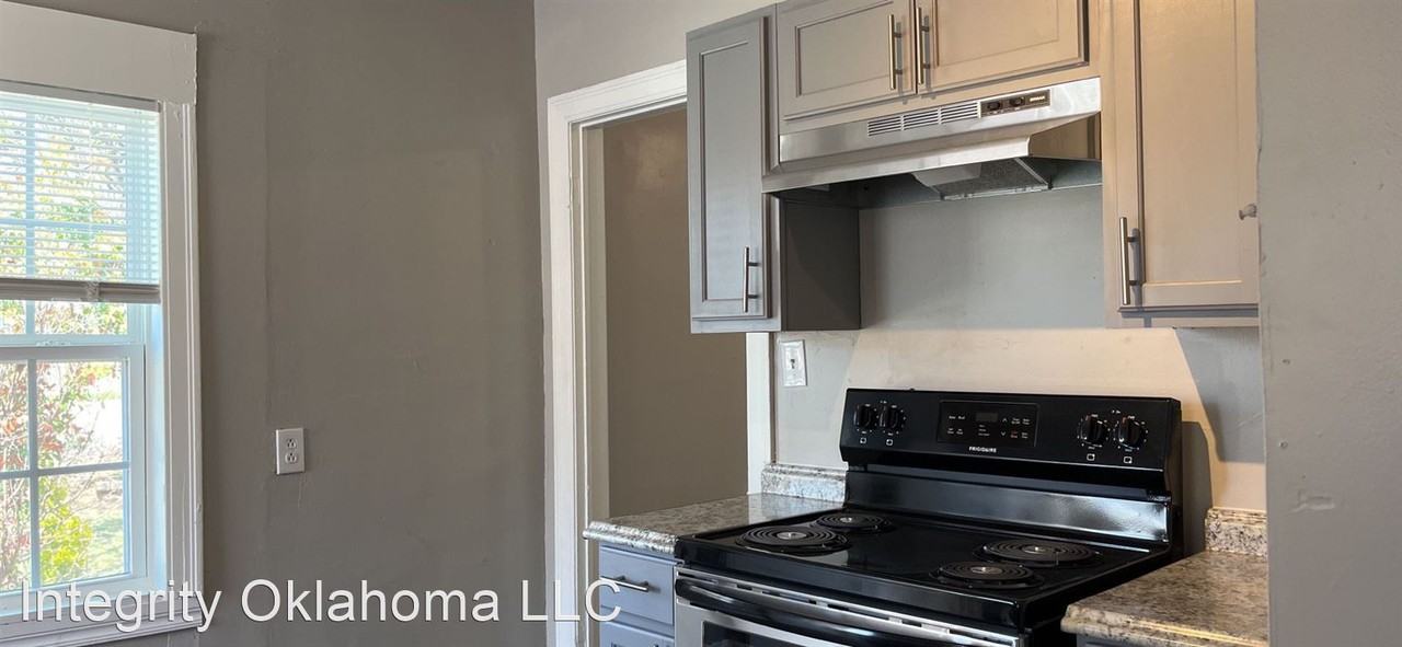 1436 Ne 8th St - Photo 3 of 16