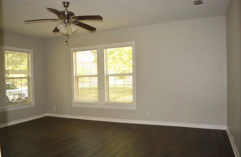 2207 Howell Ave - Photo 4 of 18