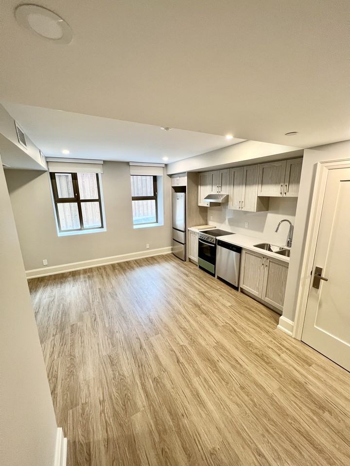 32 Rowanwood Avenue #102