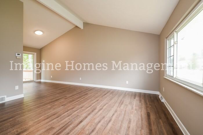 9400 Lawnfield Dr - Photo 3 of 16