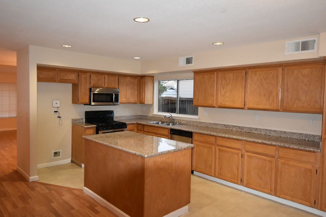 4711 Ford St - Photo 3 of 8