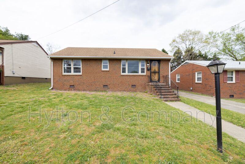 828 Augusta Ave, Petersburg, VA 23803 3 Bedroom House for 1,100/month