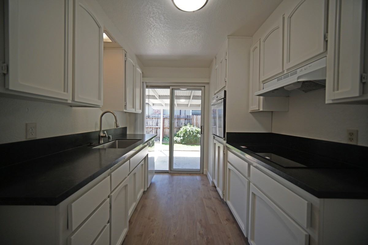 24 Manley Ct - Photo 2 of 22
