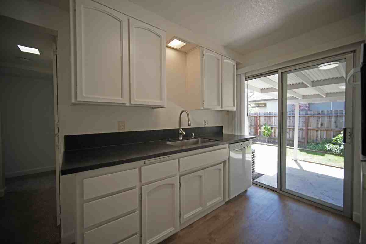 24 Manley Ct - Photo 3 of 22