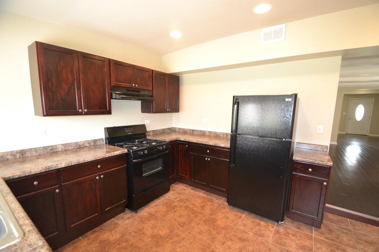 350 Corrine Ave - Photo 3 of 8