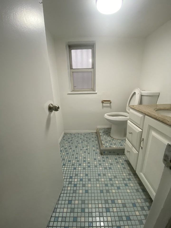 2284 West Street walk in - Photo 3 of 9