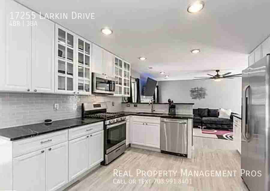 17255 Larkin Dr - Photo 3 of 21