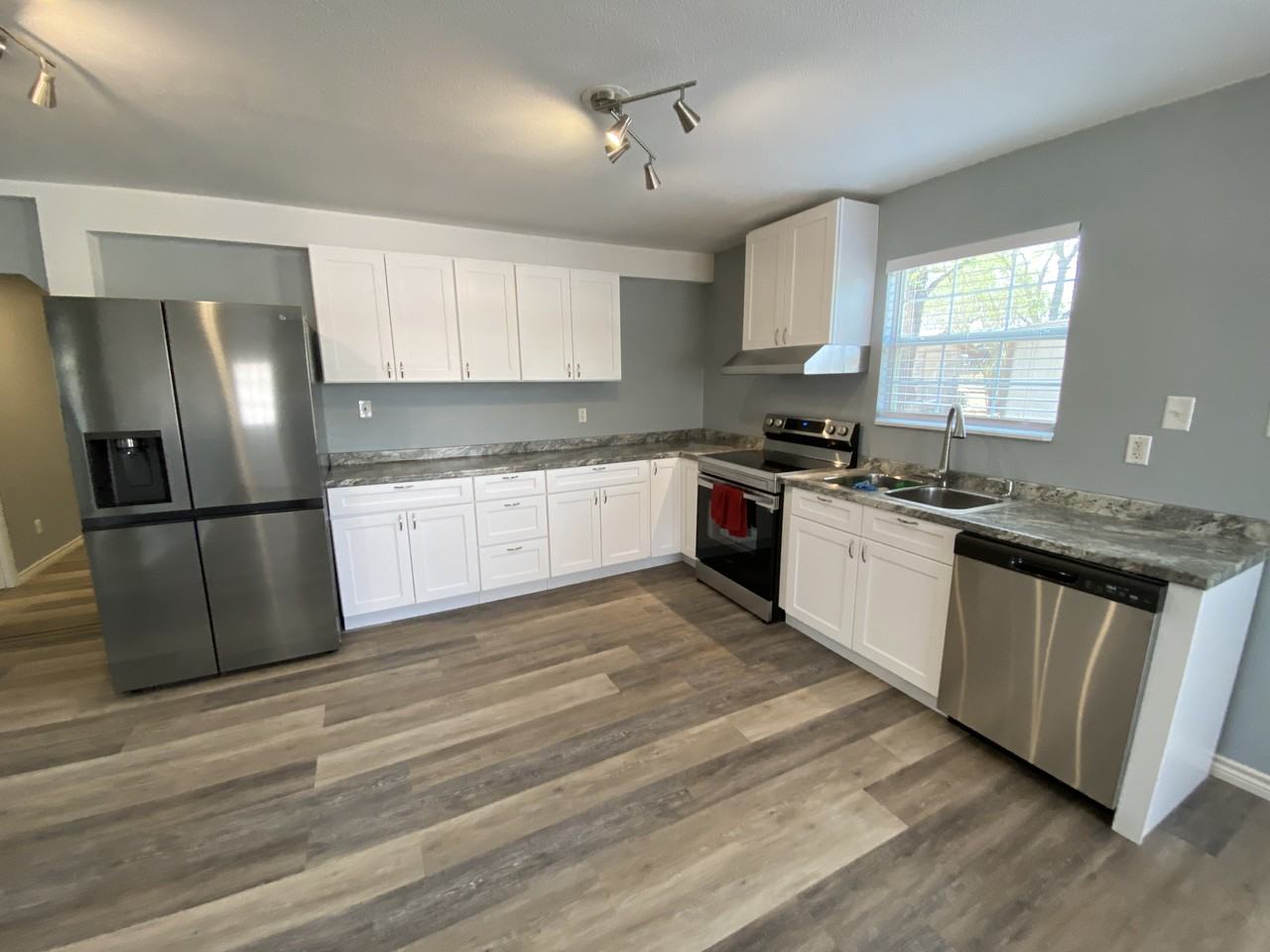 520 Avenue J - Photo 3 of 5