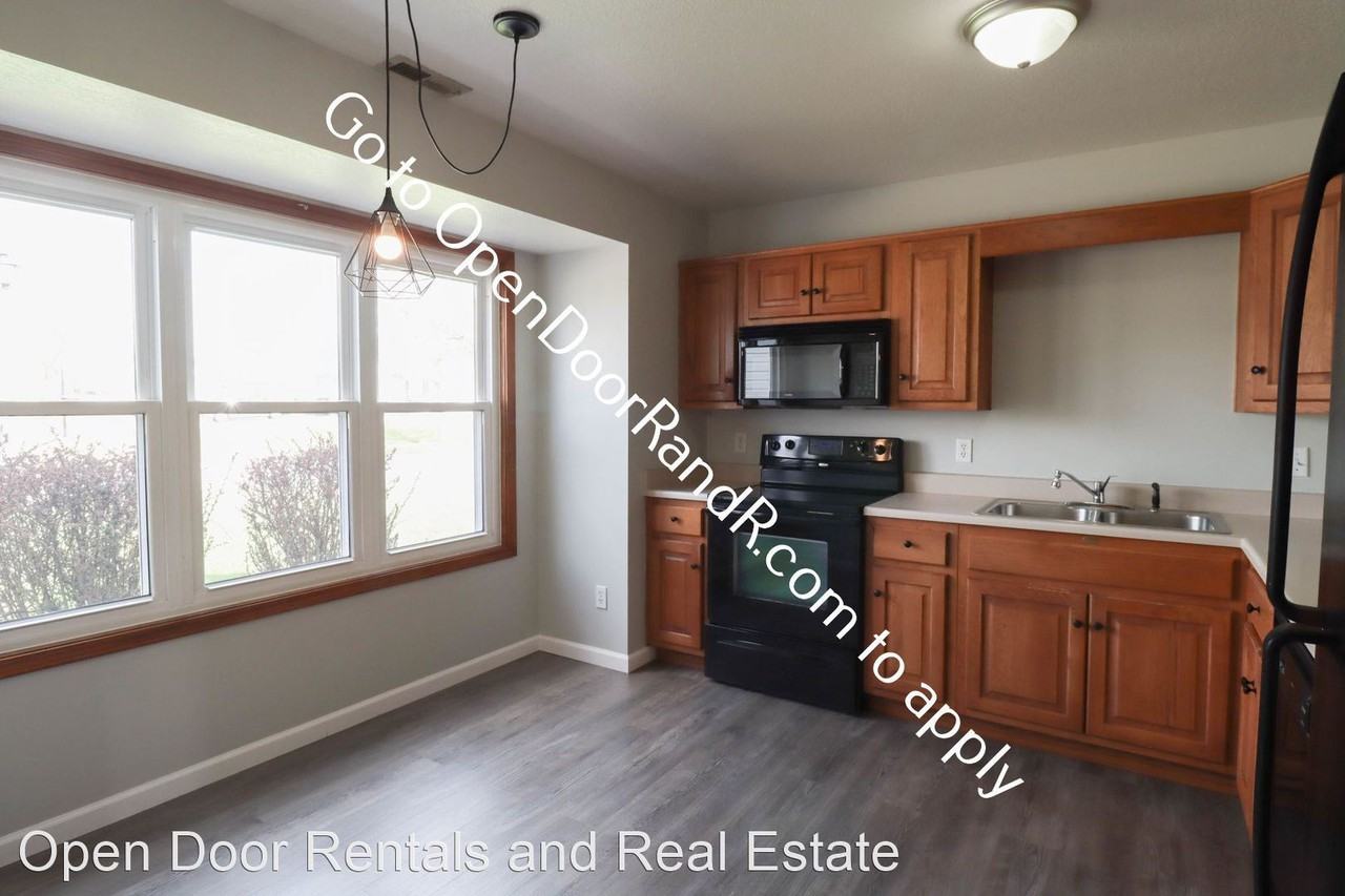 1421/1423 Fieldstone Dr - Photo 3 of 12