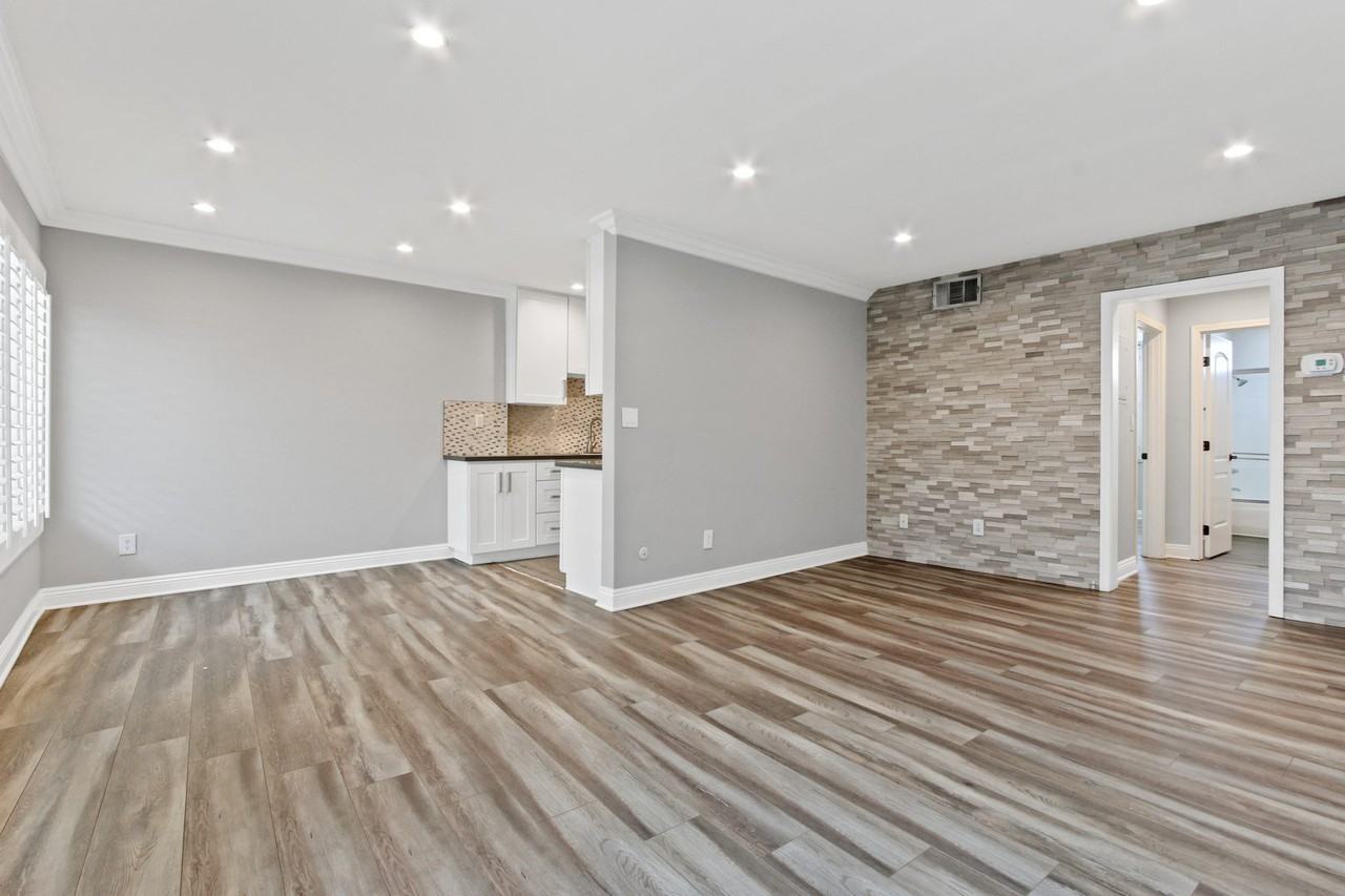 Laurel Towers - Photo 2 of 36