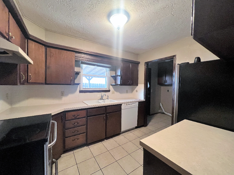 1603 Timberline Dr - Photo 3 of 19