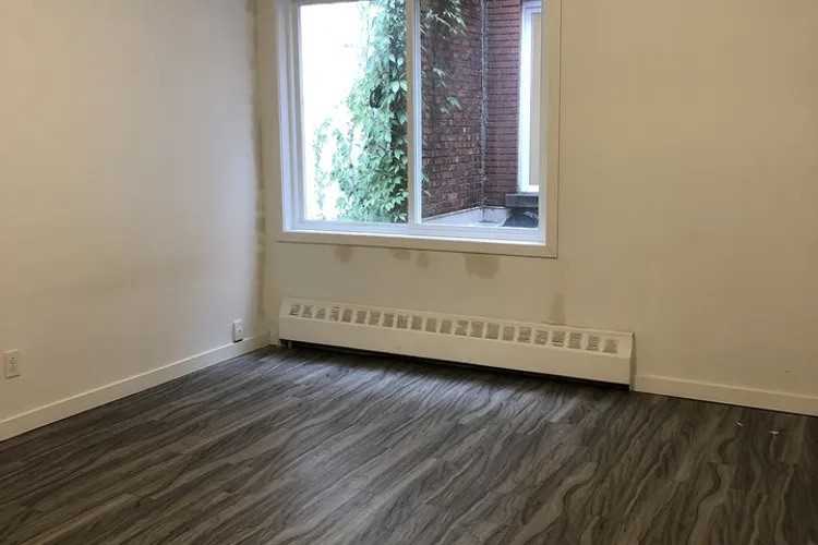 2390 Avenue Madison #211
