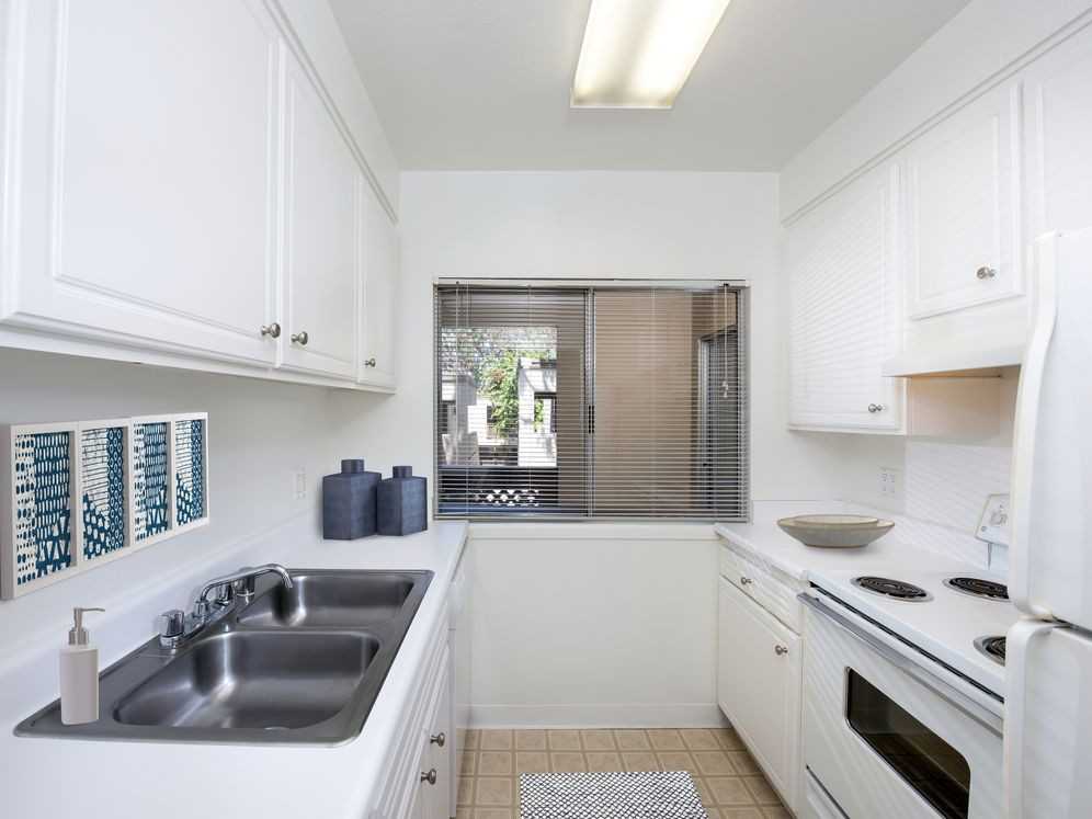 eaves Huntington Beach - Photo 6 of 24