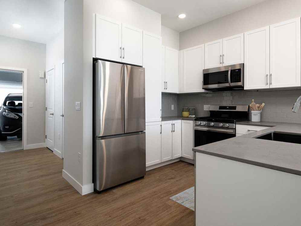 Avalon Easton - Photo 6 of 50