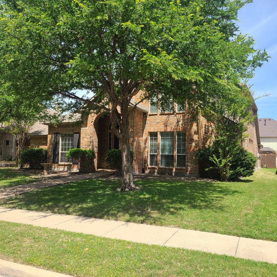 1870 Dowelling Dr - Photo 2 of 34