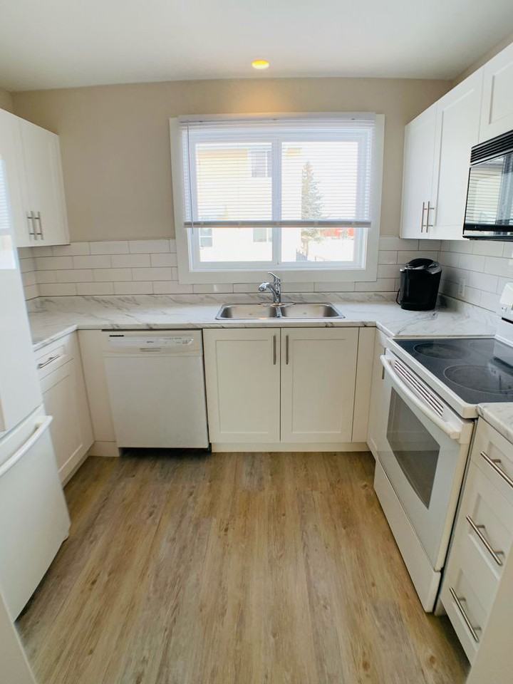 600 328-600 Signal Rd - Photo 2 of 23