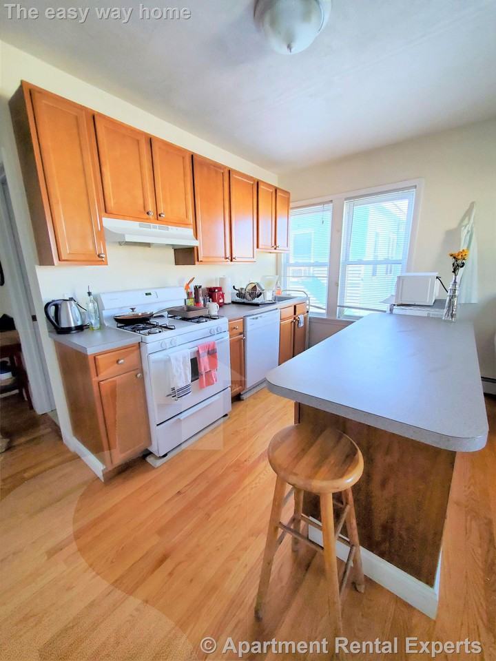 HAMPSHIRE ST #3 - Photo 5 of 19