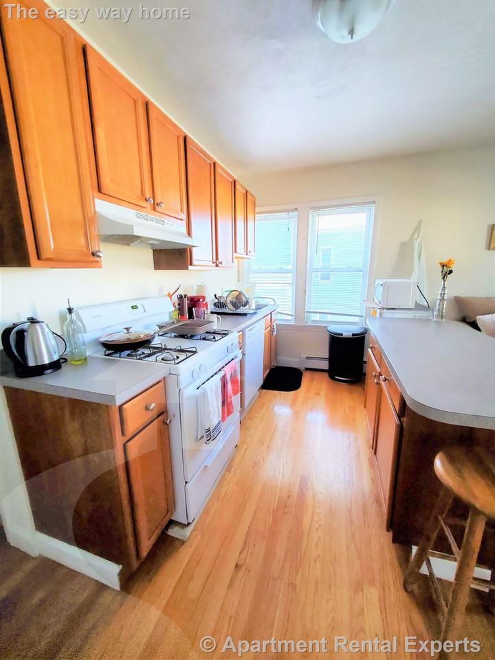 HAMPSHIRE ST #3 - Photo 6 of 19
