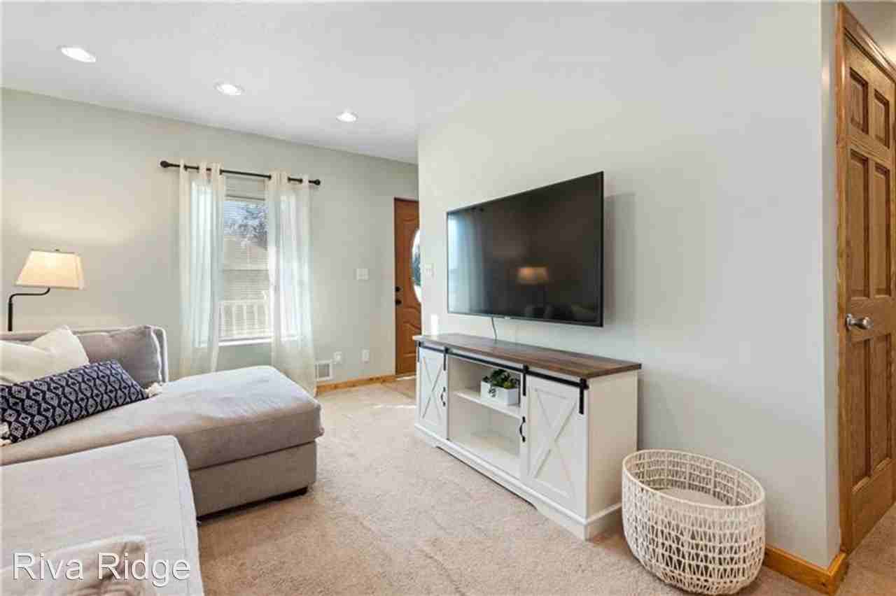 635 Valley St - Photo 3 of 25