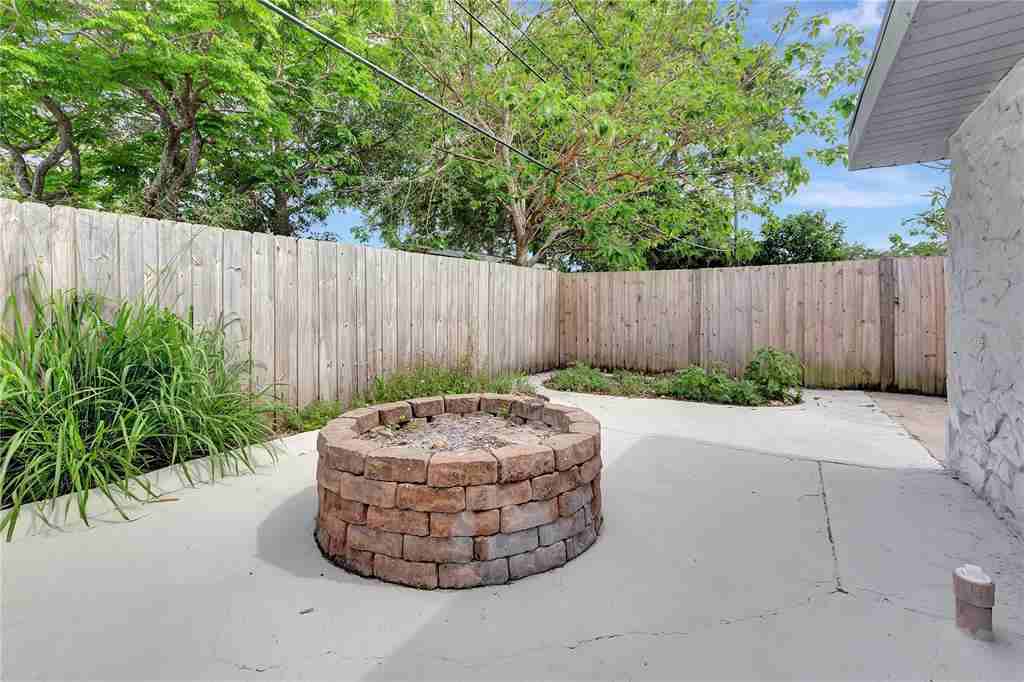 7109 Meadowlawn Drive North - Photo 2 of 23