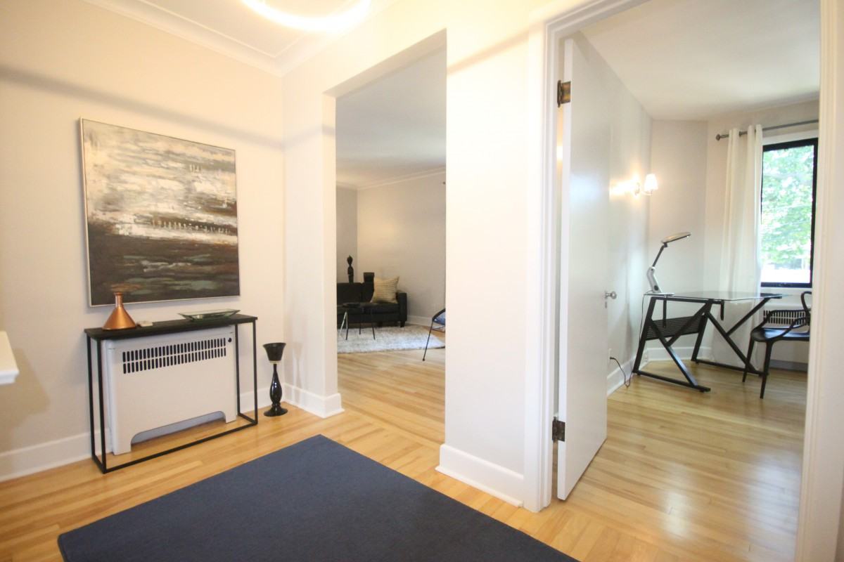 3 minutes walk from Snowdon metro station! Furnished Condo available