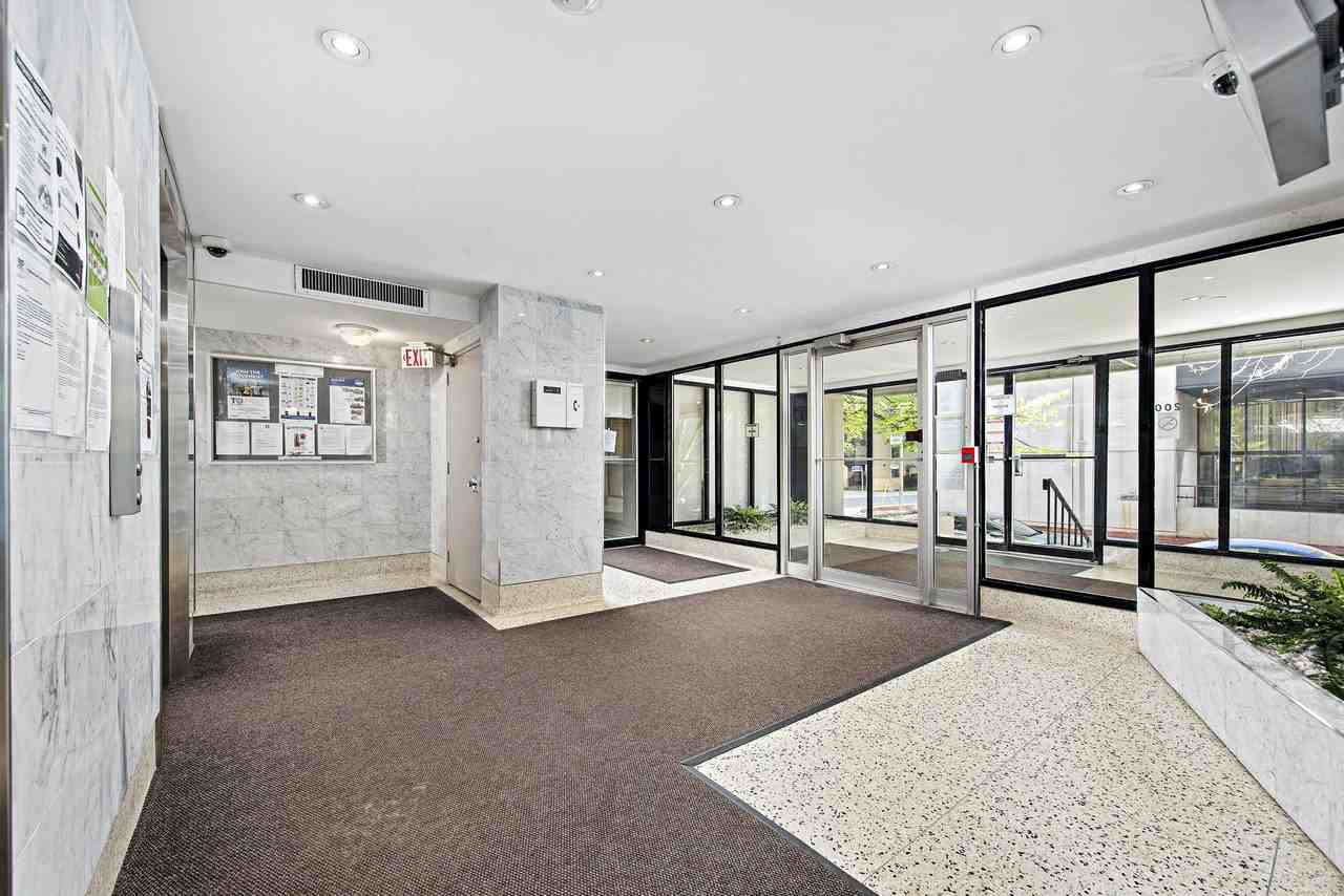 Elm Place 222 Family Therapy Centre, Toronto, ON M5T 1K5 Apartment