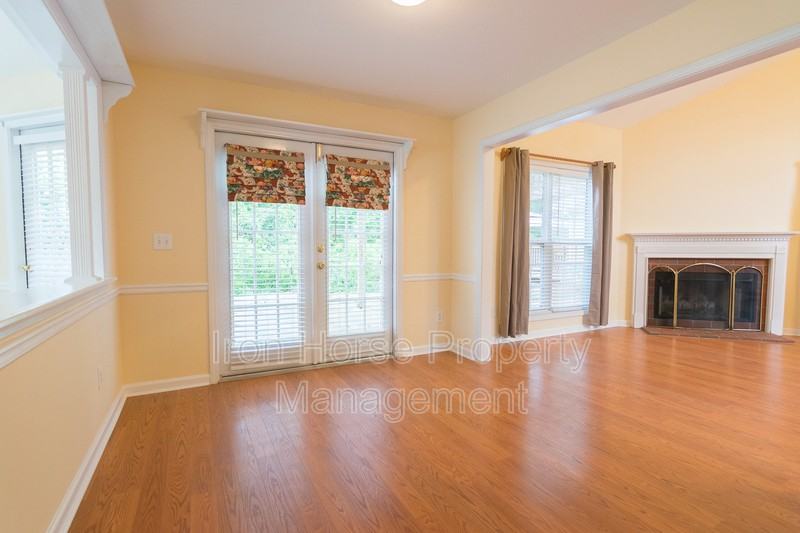 340 Bedford Dr - Photo 5 of 19